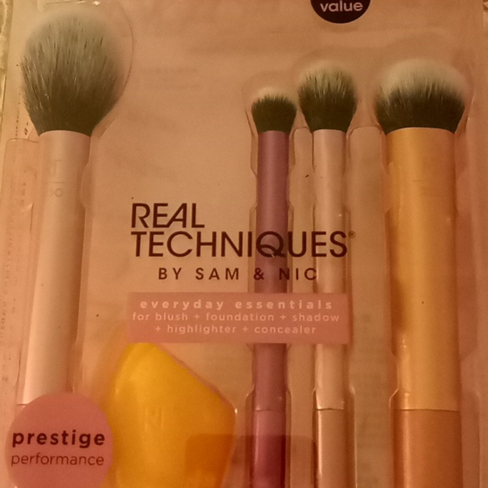💋2/$20 Real Techniques face ,eye ,cheek set - Picture 4 of 4